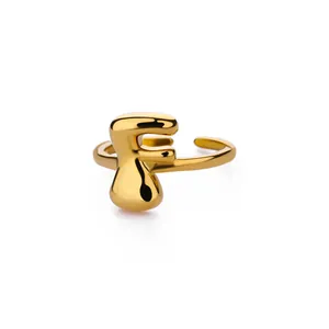 Detailopname van een 18K vergulde bubble letter F verstelbare ring met gepolijste afwerking