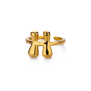 Macro detail van de 18K vergulde ring met letter H en een gepolijste metalen afwerking