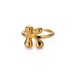 Macro-opname van de 18K vergulde bubble letter K ring met gepolijste gouden afwerking