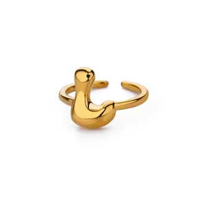 Detail van 18K vergulde ring met een uniek 3D onregelmatig gesmolten bellenontwerp