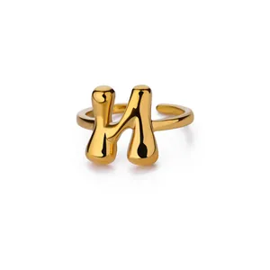 Macro-opname van 18K vergulde verstelbare ring met een 3D hoofdletter H bubble design