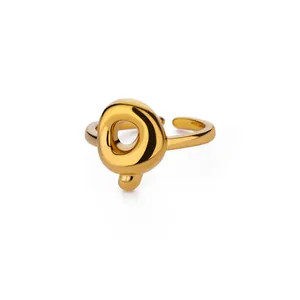 Detailopname van de gouden ring met onregelmatige organische vorm en verstelbare open band