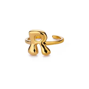 Gepolijste 18K vergulde verstelbare ring met een uniek vloeibaar letter R ontwerp erop