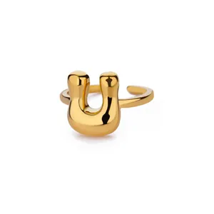 Detailopname van de gepofte letter U op een 18K vergulde verstelbare open ring goud