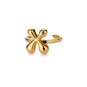 Detailopname van een 18K vergulde verstelbare ring met een gepolijst bloemmotief design