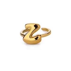 Detailweergave van een 18K vergulde bubble letter Z open ring met een gepolijste afwerking