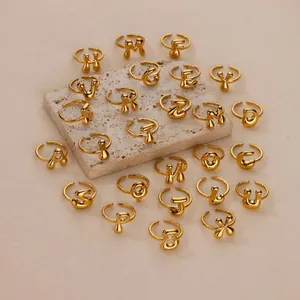 Gouden 18K vergulde bubble letter ringen met 26 verstelbare alfabetten in een set