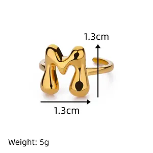 Gepolijste 18K vergulde bubble letter M ring met verstelbare band en maten