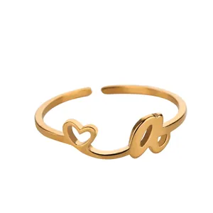 Bague ajustable en acier doré avec découpe de cœur et lettre cursive minuscule a