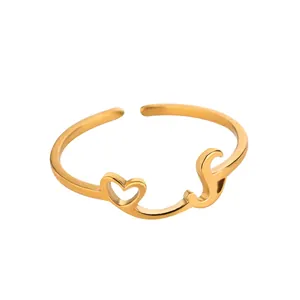 Détail d'une bague ajustable dorée avec cœur évidé et calligraphie arabe amour