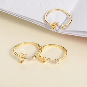 Verstellbare Goldringe mit Buchstaben und Zirkonia Steinen für elegante Frauen