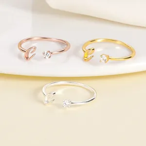 Drei minimalistische verstellbare Ringe mit C-Buchstaben und Zirkon in Gold Silber Rosegold