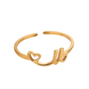 Détail de la bague en cœur plaquée or avec lettres u et b au fini poli minimaliste