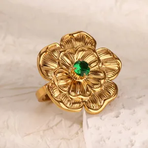Vintage-Ring aus Edelstahl mit grüner Zirkon-Blüte und goldenen Blütenblättern