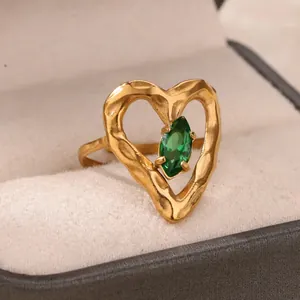 18K vergoldeter Edelstahlring mit Herzform, grünem Zirkonia und gehämmerter Oberfläche