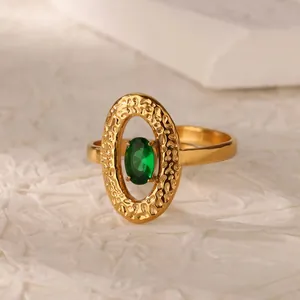 Detail eines 18K vergoldeten Edelstahlrings mit grünem Zirkon und Hammerschlag-Textur