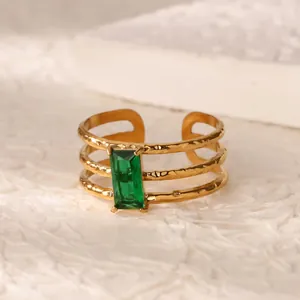 Makroaufnahme: 18K vergoldeter Ring mit Hammerschlag-Textur und grünem Zirkonia