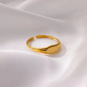 Anello aperto minimalista in acciaio inossidabile placcato oro 18K su seta bianca