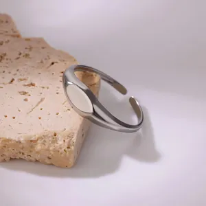 Anello aperto minimalista in acciaio inox 18 carati con superficie ovale lucida e regolabile
