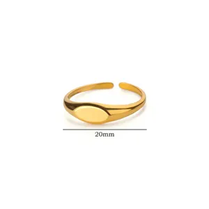 Vista dettagliata dell'anello a sigillo regolabile placcato oro 18K diametro 20mm