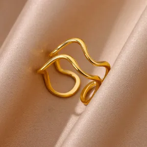 Dettaglio dell'anello ondulato a doppio strato in acciaio placcato oro 18K su seta