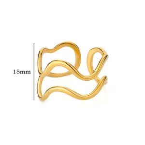 Dettaglio macro dell'anello a doppia onda in oro 18K con misura di 15mm