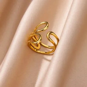 Dettaglio anello in acciaio inossidabile placcato oro 18K con linee ondulate