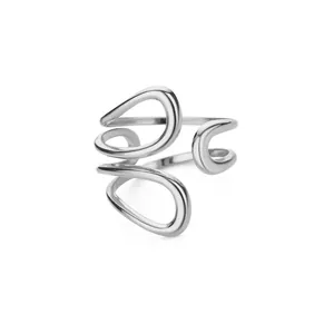Anello astratto argento multistrato con linee metalliche fluide 3D e texture raffinata