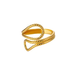 Dettaglio dell'anello regolabile placcato oro 18K con trama intrecciata