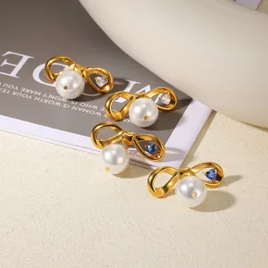 Boucles d'oreilles nœud plaquées or 18K avec perles blanches et pierres en cœur