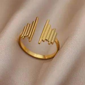 Detalle de anillo geométrico dorado sobre fondo de tela de seda de lujo suave