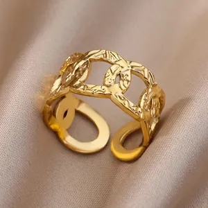 Primer plano de anillo de cadena martillado dorado sobre elegante satén champán