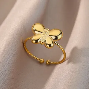 Vista macro del anillo de mariposa dorado con cuerpo texturizado y banda de cuerda
