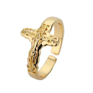 Anillo abierto de acero dorado con relieve detallado de cruz y crucifijo religioso