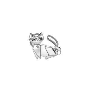 Dettaglio dell'anello a gatto origami in argento con design geometrico e fascia regolabile