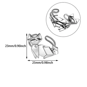 Dettaglio dell'anello volpe origami con sfaccettature geometriche e misure
