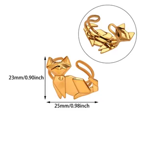 Dettaglio dell'anello gatto origami dorato da 23mm con design geometrico e dimensioni