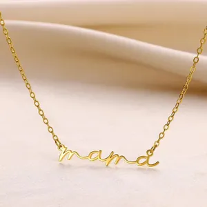 Minimalistische vergoldete Edelstahl Mama Halskette auf einem weichen weißen Seidenhintergrund