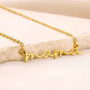 Elegante vergoldete Edelstahl Mama Halskette auf einem weißen Stein Hintergrund