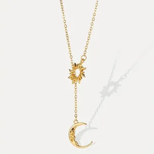 Goldene Halskette mit Sonnenstrahl- und Mondsichelanhänger in zarter Y-Form Kette