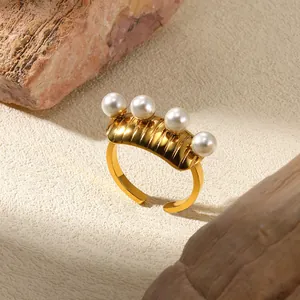 Anello in acciaio inossidabile placcato oro 18k con quattro perle e trama a coste