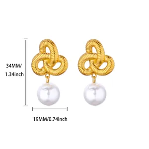 Vue détaillée de boucles d'oreilles nœuds dorés avec perles et mesures de 34mm