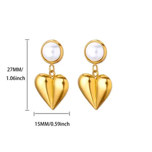 Détails des boucles d'oreilles cœur évidé doré avec dimensions 27 mm hauteur et 15 mm largeur