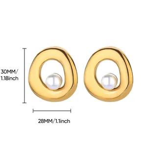 Dimensions détaillées des boucles d'oreilles cœur irrégulier doré avec perle incrustée