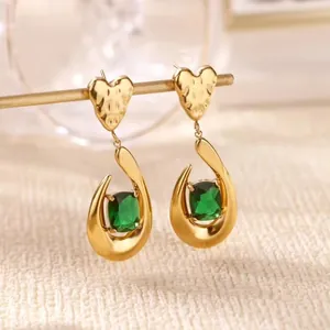 Boucles d'oreilles cœur vintage dorées avec pierre émeraude et métal martelé