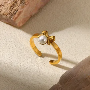 Anello in acciaio inossidabile placcato oro 18k con fiocco, perla bianca e misura regolabile