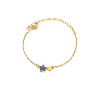 Gouden sterrenarmband met een fonkelende blauwe ster hanger aan een verfijnde ketting