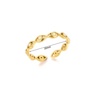 Détail de la bague œil maléfique avec zircons blancs et anneau doré réglable