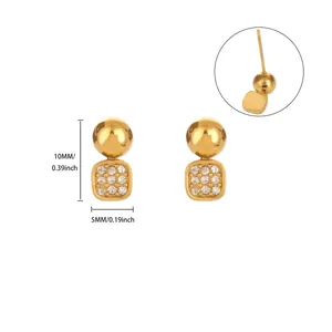 Détails des boucles d'oreilles carrées dorées avec zircons et boule métallique