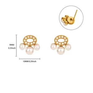 Vue détaillée de mini boucles d'oreilles dorées avec perles et dimensions en pouces